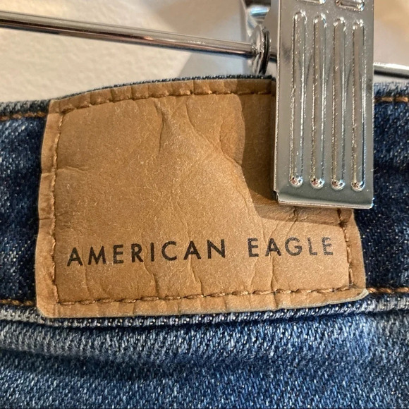 AMERICAN EAGLE Sz 6 Distressed Mid Wash Mom Jeans - Picture 6 of 15